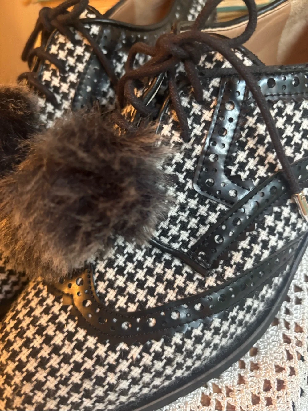 Sam Eldeman Dahl Houndstooth OXFORD Black & White Sz 7 Lace Up Pom Pom Shoe